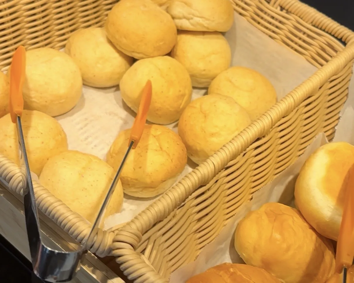 大江戸温泉物語 伊勢志摩のバイキングに並ぶ焼きたてパン