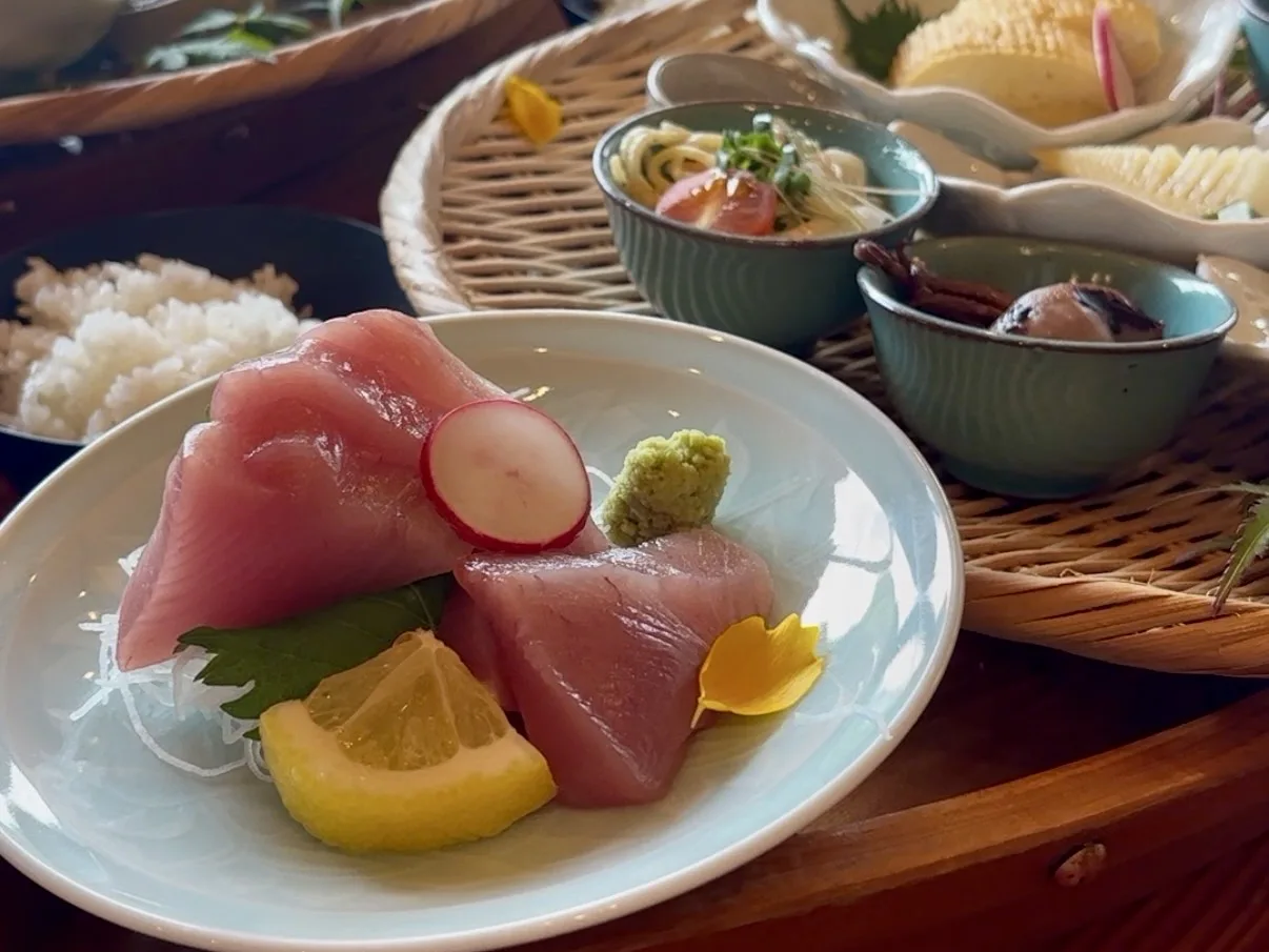 三重県志摩市 1棟貸しの宿 あのりの 和朝食に付くお造り