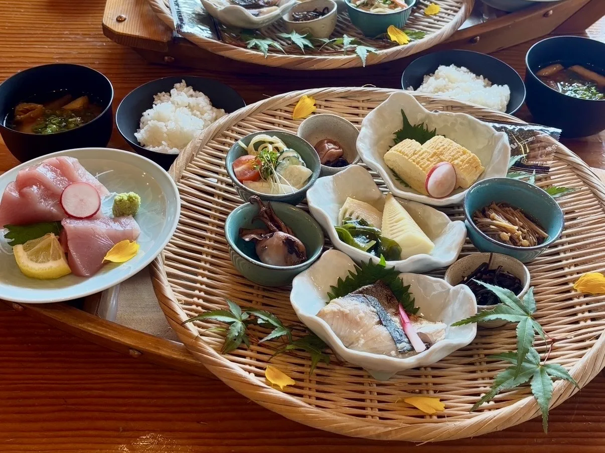 三重県志摩市 1棟貸しの宿 あのりの ざる盛りの和朝食