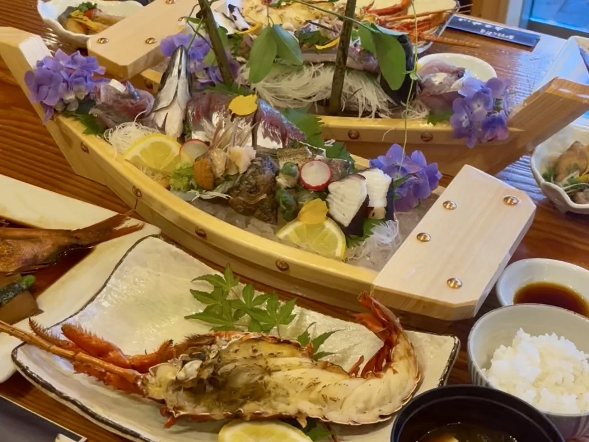 三重県志摩市 1棟貸しの宿 あのりの 舟盛り付きの海鮮満喫コースの夕食