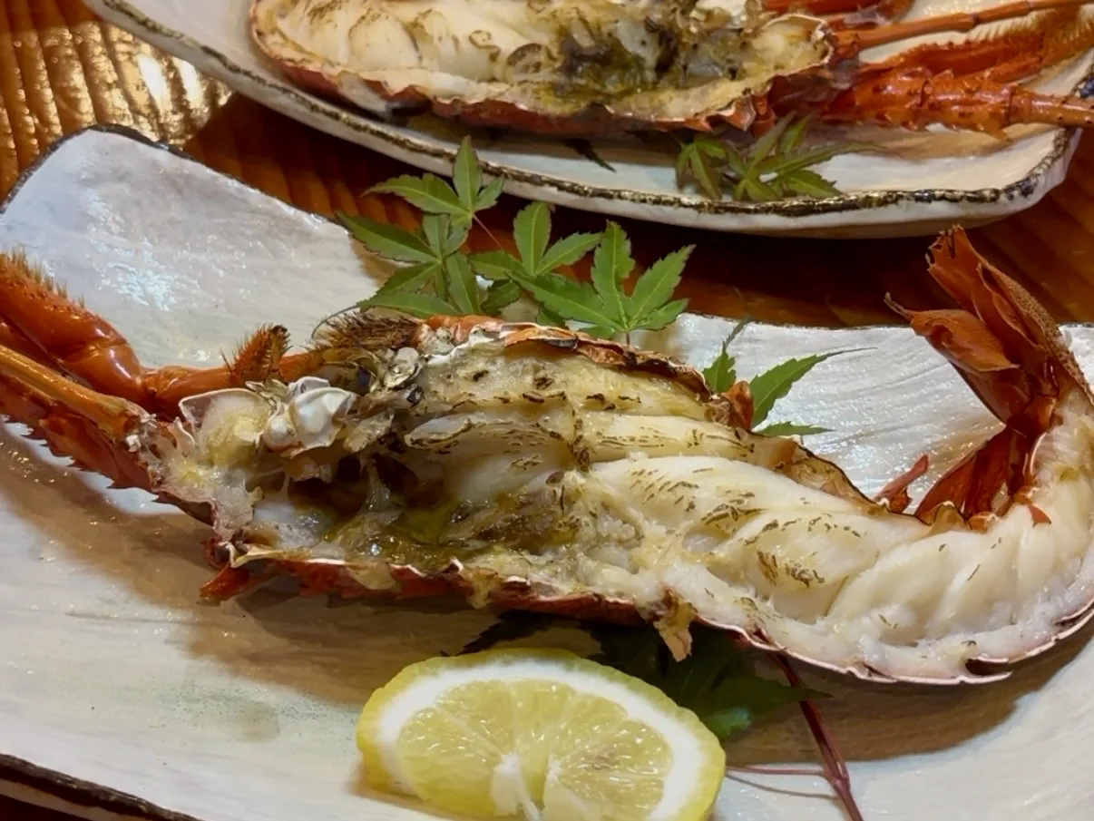 三重県志摩市 1棟貸しの宿 あのりの 夕食の伊勢海老の焼き物