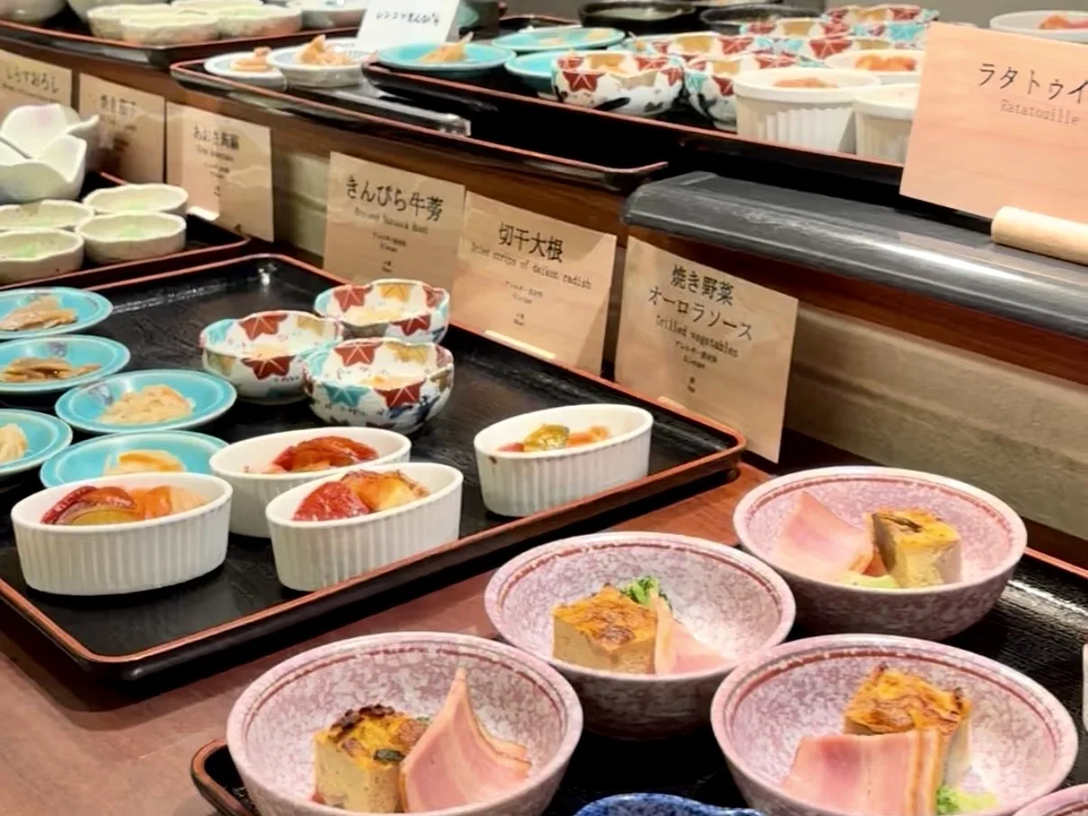 伊勢パールピアホテルの朝食 和食職人が作る小鉢が並ぶカフェテリア