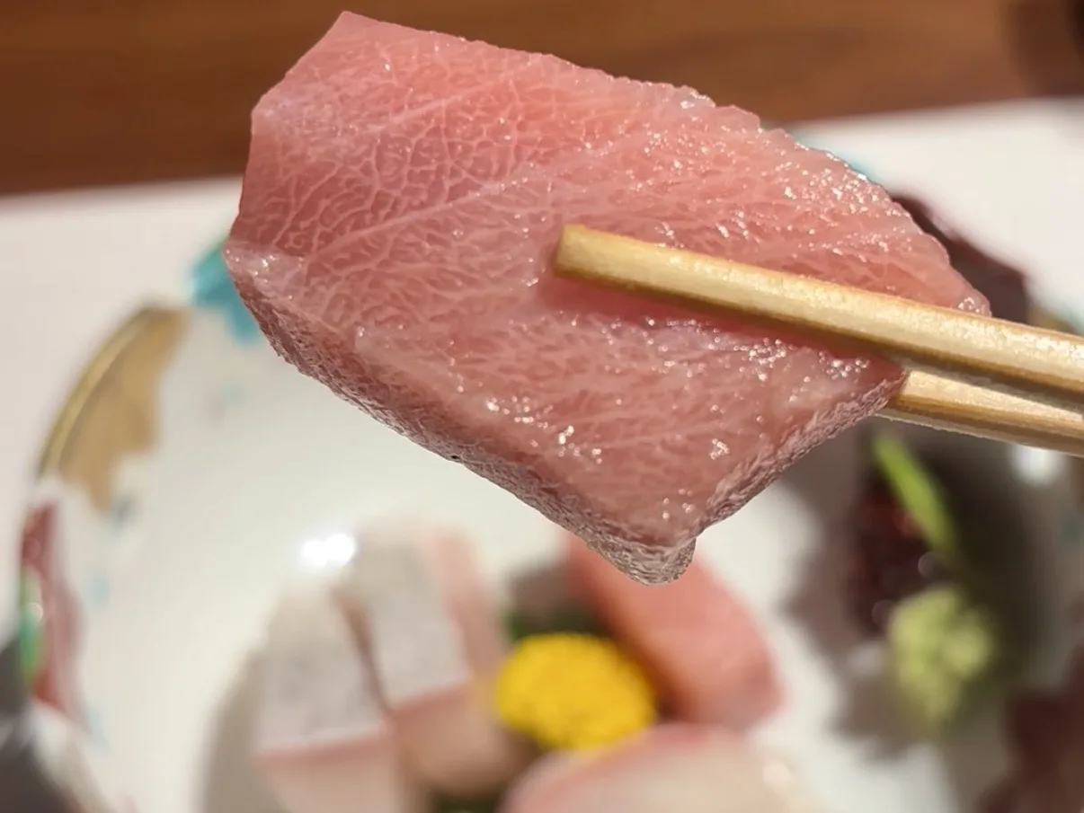 伊勢パールピアホテルの夕食 箸で持ち上げた刺身のアップ