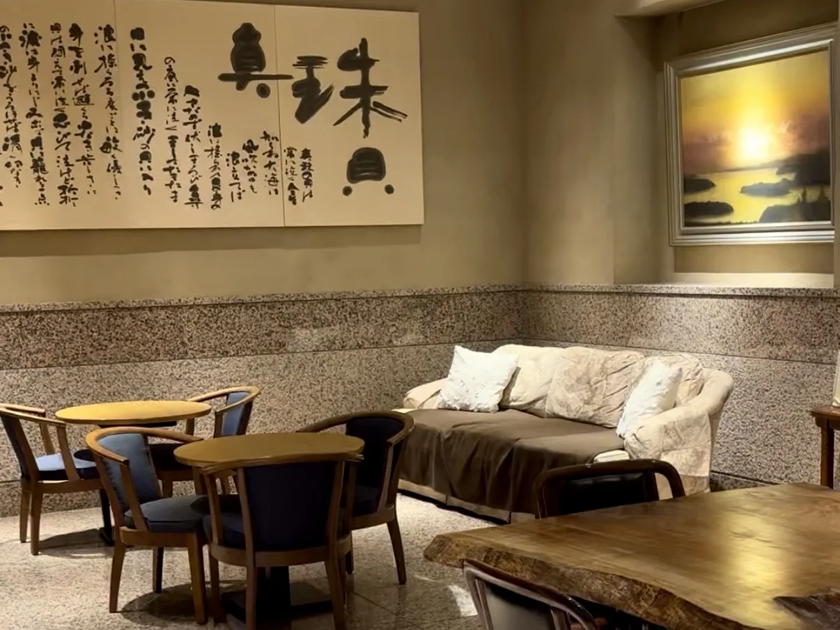 伊勢パールピアホテルのロビーラウンジ 真珠の書と絵画が飾られたソファ席