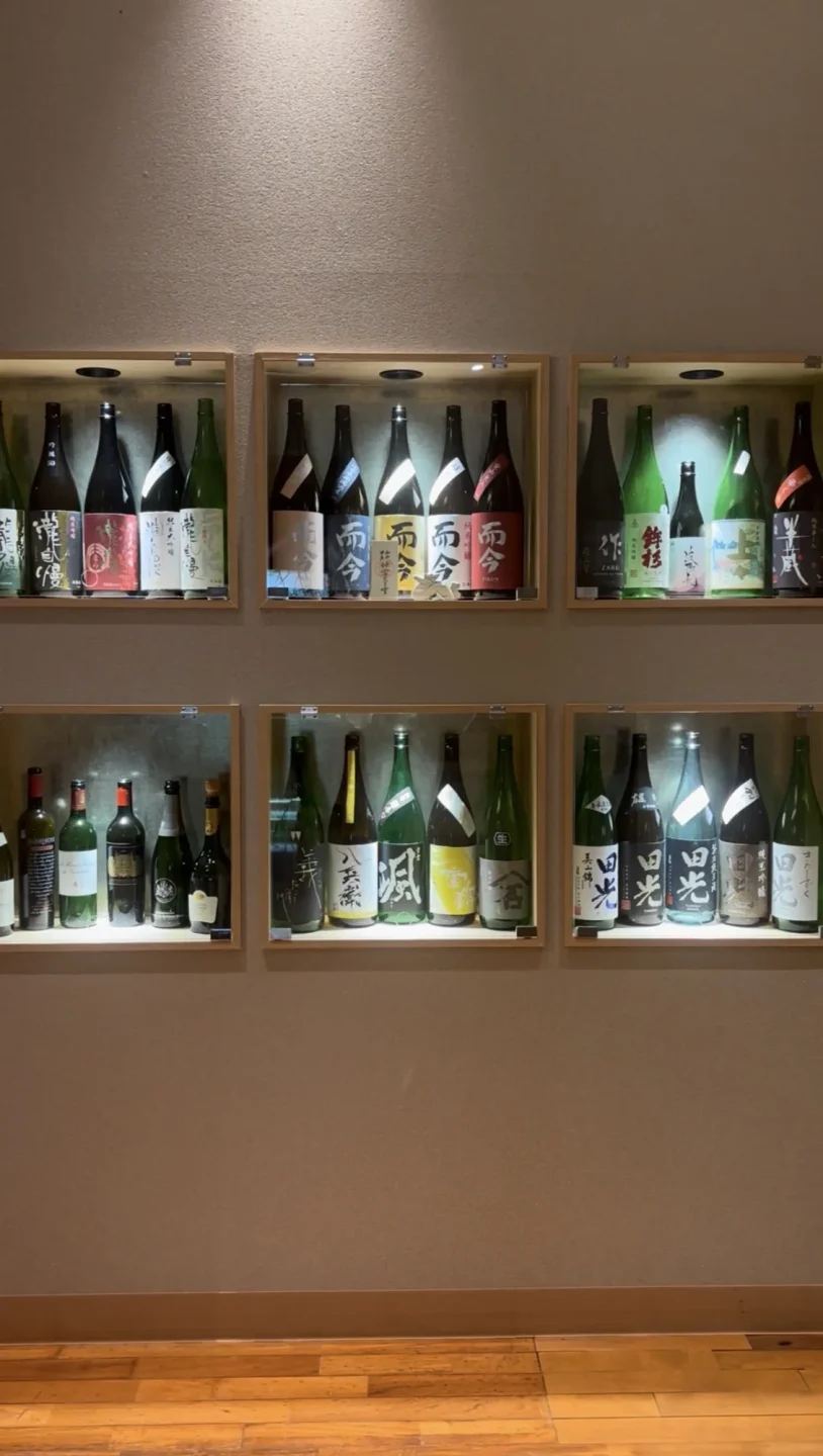 伊勢パールピアホテル 三重の地酒が並ぶ日本酒のディスプレイ棚