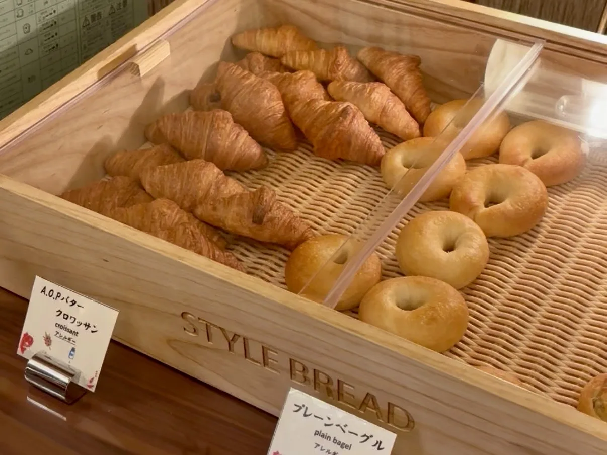 旅荘 海の蝶 朝食ビュッフェのクロワッサンとベーグル