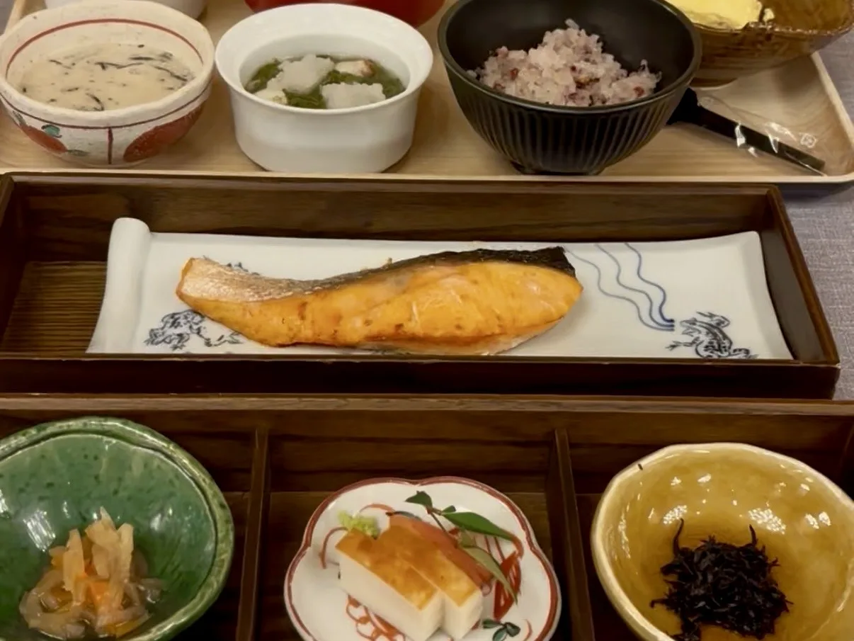 旅荘 海の蝶 焼き魚と小鉢が並ぶ朝食の和定食