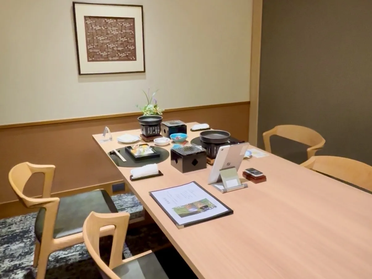 旅荘 海の蝶 個室食事処のテーブルセッティング