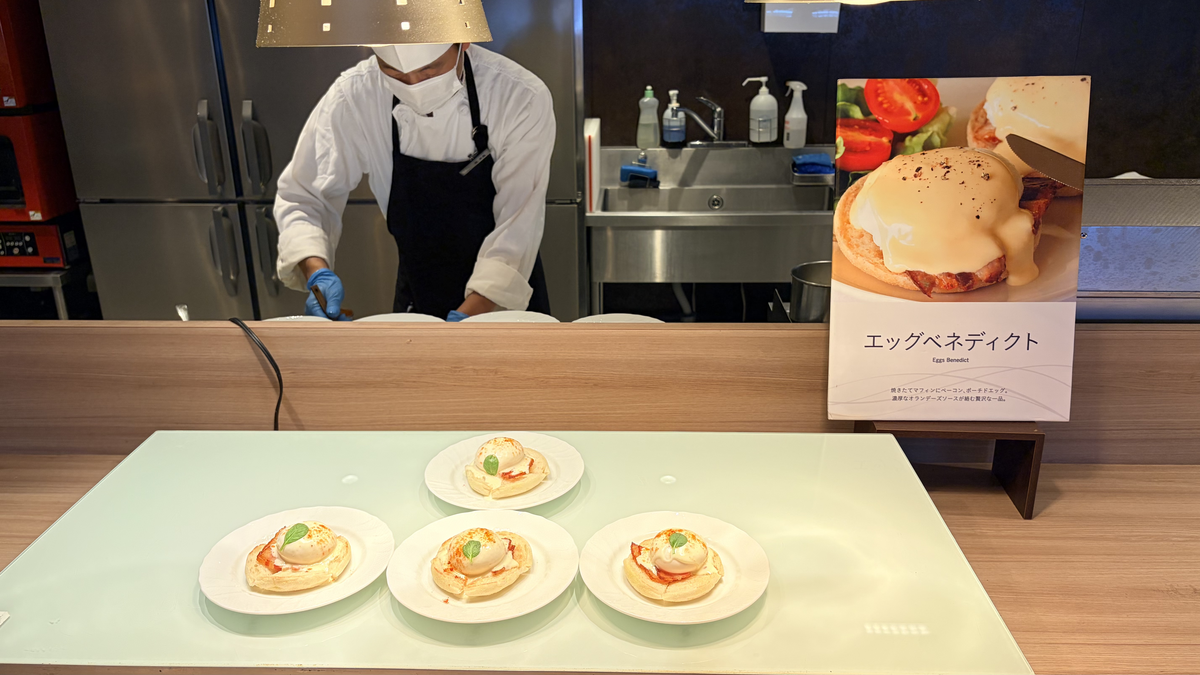 朝食　エッグベネディクト
