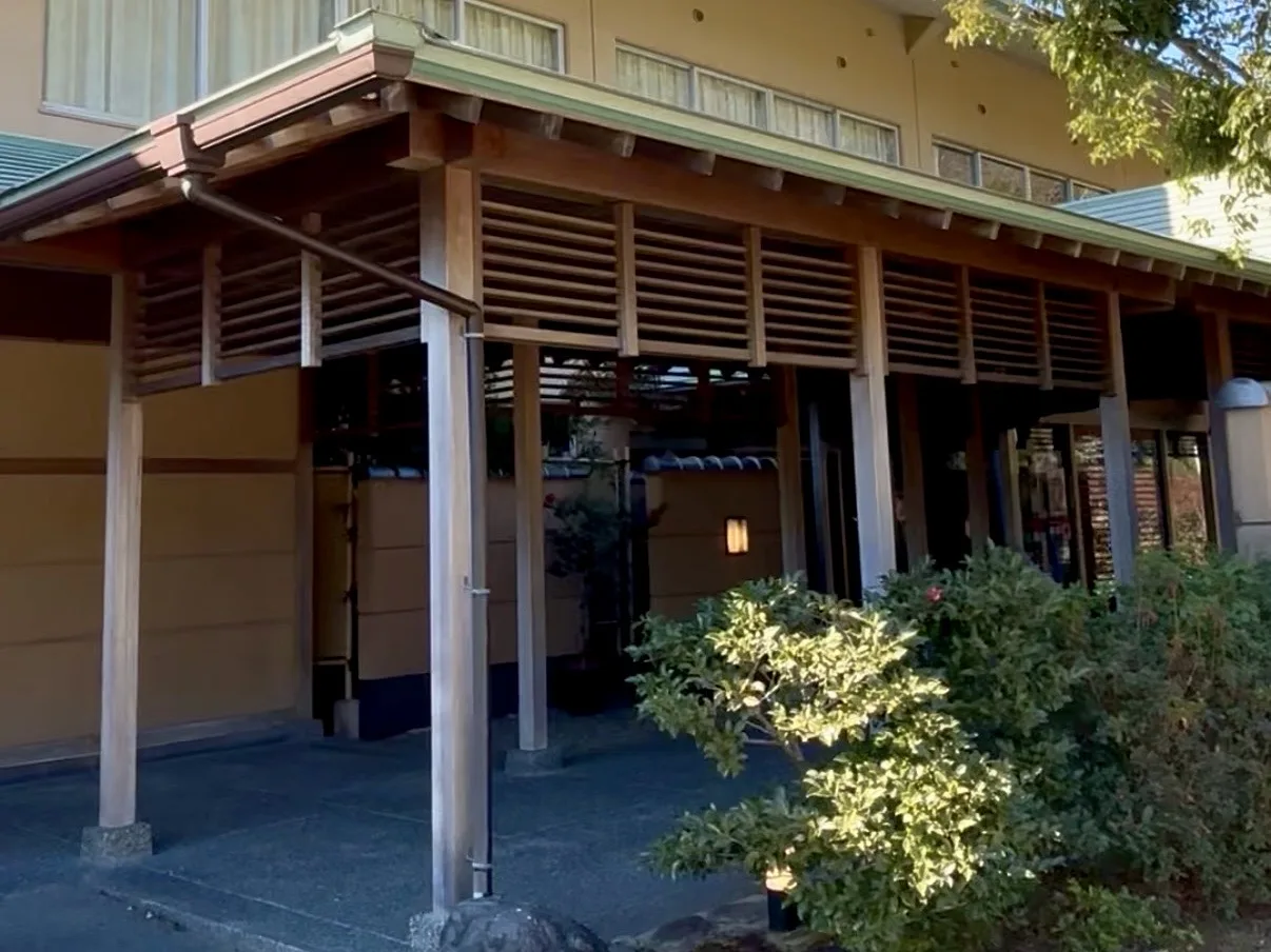 三重県紀北町　ホテル季の座　木の庇が伸びる玄関前の外観